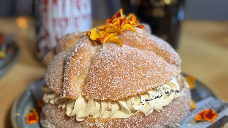 Pan de muerto relleno de cerveza en Yeccan